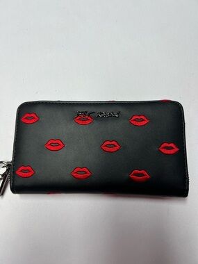 Betsey Johnson Red Lips Zip Around Wristlet Wallet Black NWOT